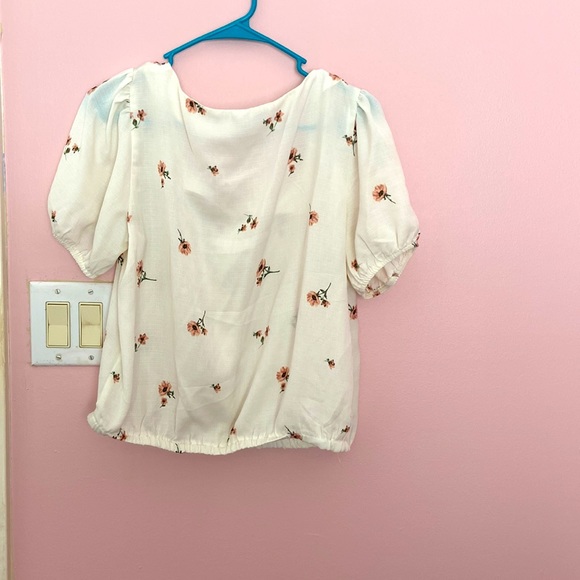 White flower top - Picture 2 of 2